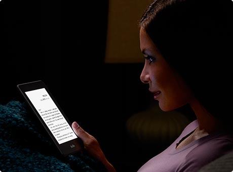 Podsvícená ebook čtečka v noci