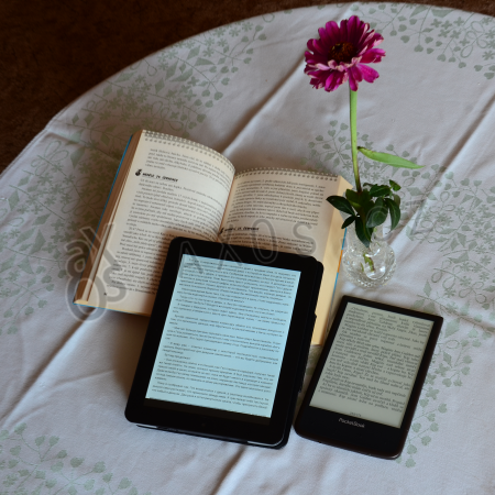 Kniha vs tablet vs PocketBook Ultra