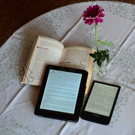 Kniha vs tablet vs PocketBook Ultra s nasvícením